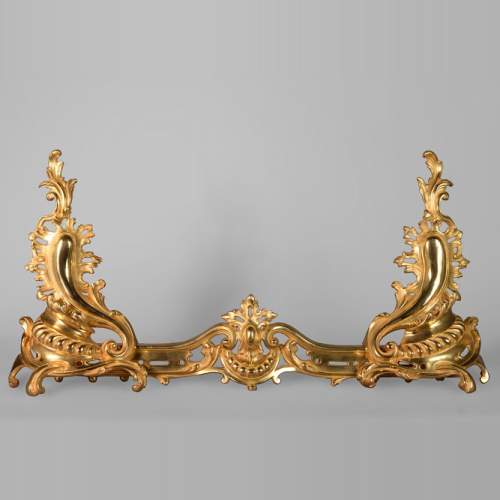 Belle barre de chenets de style Louis XV en bronze doré