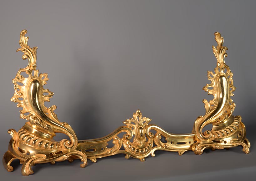 Belle barre de chenets de style Louis XV en bronze doré Belle barre de chenets de style Louis XV en bronze doré-1