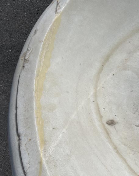 Fontaine centrale en marbre de Carrare à décor de godrons. Fontaine centrale en marbre de Carrare à décor de godrons.-7