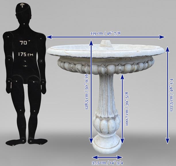 Fontaine centrale en marbre de Carrare à décor de godrons. Fontaine centrale en marbre de Carrare à décor de godrons.-10