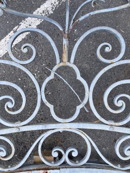 Portail à deux battants en fer forgé avec des piques Portail à deux battants en fer forgé avec des piques-2