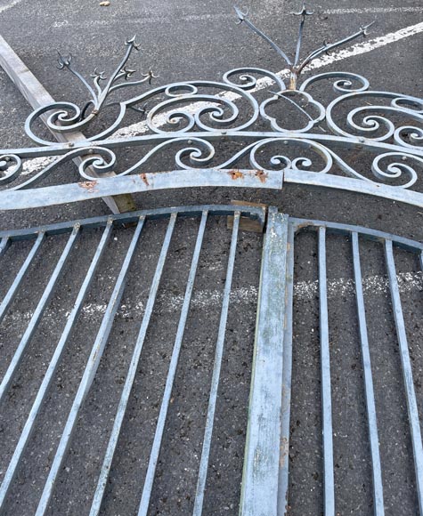 Portail à deux battants en fer forgé avec des piques Portail à deux battants en fer forgé avec des piques-7