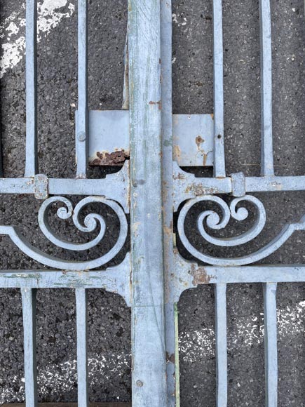 Portail à deux battants en fer forgé avec des piques Portail à deux battants en fer forgé avec des piques-8