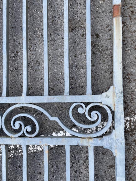 Portail à deux battants en fer forgé avec des piques Portail à deux battants en fer forgé avec des piques-9