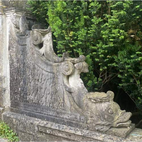 Margelle de fontaine en marbre sculpté au bestiaire aquatique, époque XIXe siècle