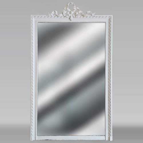 Petit trumeau de style Louis XVI au décor de ruban ajouré