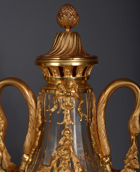 Paire de vases en cristal et bronze doré de style Louis XVI-4