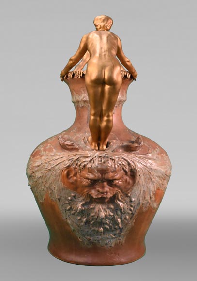 Auguste LEDRU (sculpteur) et Émile COLIN (éditeur), Grand vase en grès émaillé aux mascarons et figures féminines en bronze doré, vers 1902 Auguste LEDRU (sculpteur) et Émile COLIN (éditeur), Grand vase en grès émaillé aux mascarons et figures féminines en bronze doré, vers 1902-1