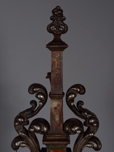 Paire de chenets en fer argenté et fonte aux lions dressés Paire de chenets en fer argenté et fonte aux lions dressés-4