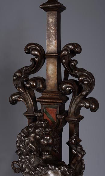 Paire de chenets en fer argenté et fonte aux lions dressés Paire de chenets en fer argenté et fonte aux lions dressés-5