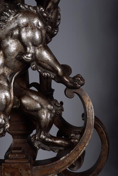 Paire de chenets en fer argenté et fonte aux lions dressés Paire de chenets en fer argenté et fonte aux lions dressés-7