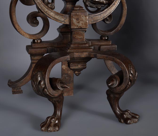 Paire de chenets en fer argenté et fonte aux lions dressés Paire de chenets en fer argenté et fonte aux lions dressés-10