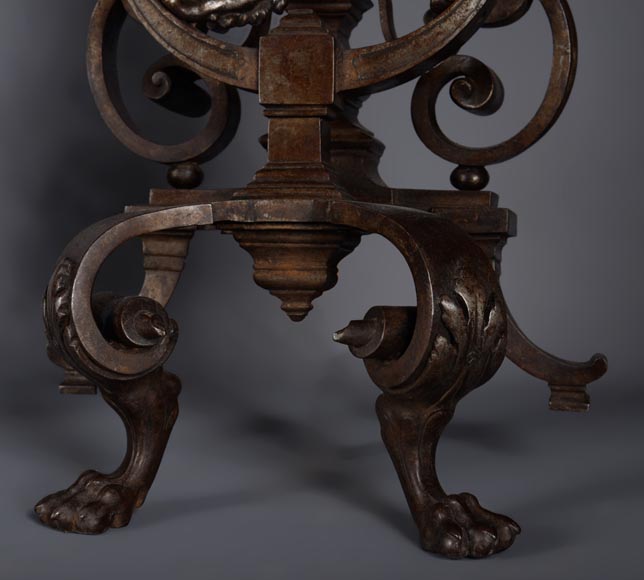 Paire de chenets en fer argenté et fonte aux lions dressés Paire de chenets en fer argenté et fonte aux lions dressés-11