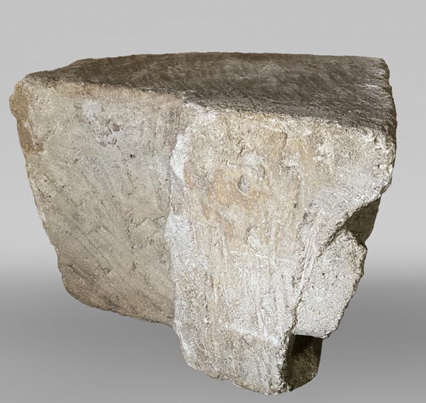 Chapiteau médiéval en pierre au décor de pommes de pin, XIIe siècle Chapiteau médiéval en pierre au décor de pommes de pin, XIIe siècle-7