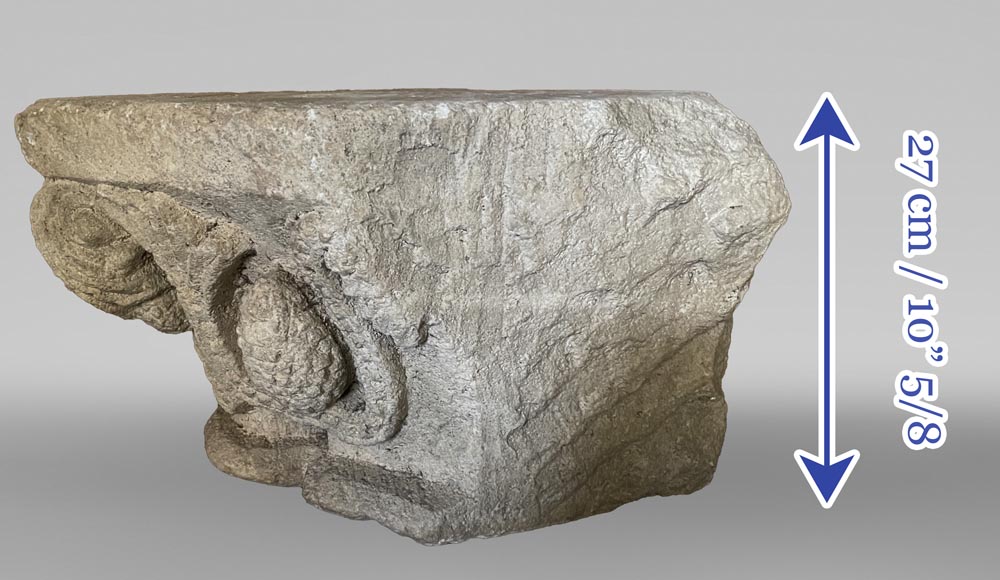 Chapiteau médiéval en pierre au décor de pommes de pin, XIIe siècle Chapiteau médiéval en pierre au décor de pommes de pin, XIIe siècle-9