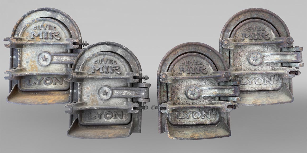 MIR à Lyon, ensemble de quatre portes de cuves en fonte MIR à Lyon, ensemble de quatre portes de cuves en fonte-0