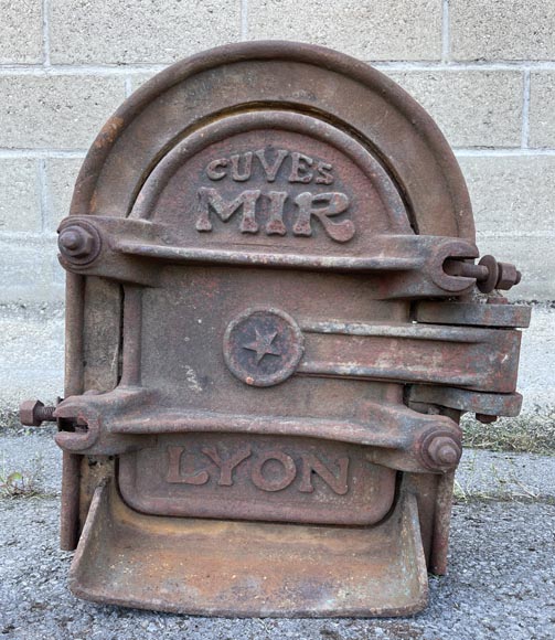 MIR à Lyon, ensemble de quatre portes de cuves en fonte MIR à Lyon, ensemble de quatre portes de cuves en fonte-2