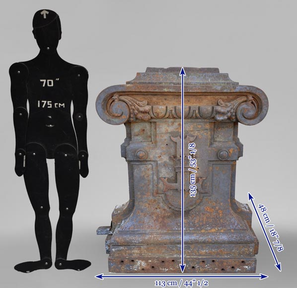 Quatre bases de pilastre en fonte ornés d'une armoirie Quatre bases de pilastre en fonte ornés d'une armoirie-10