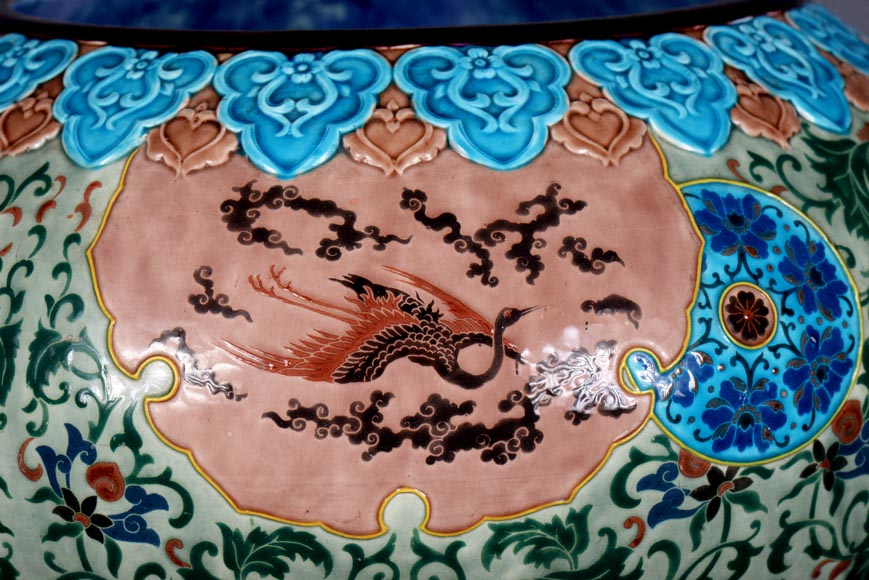JULES VIEILLARD & COMPAGNIE, grand cache-pot japonisant en faïence de Bordeaux et décor d’émail polychrome JULES VIEILLARD & COMPAGNIE, grand cache-pot japonisant en faïence de Bordeaux et décor d’émail polychrome-1