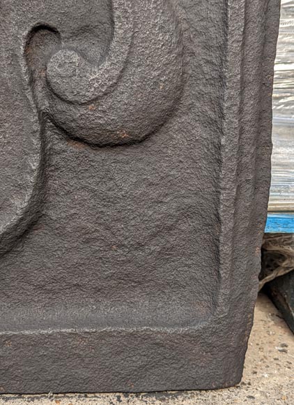 Plaque de cheminée du XVIIe siècle aux armoiries de Jérôme de La Chasseigne Plaque de cheminée du XVIIe siècle aux armoiries de Jérôme de La Chasseigne-5