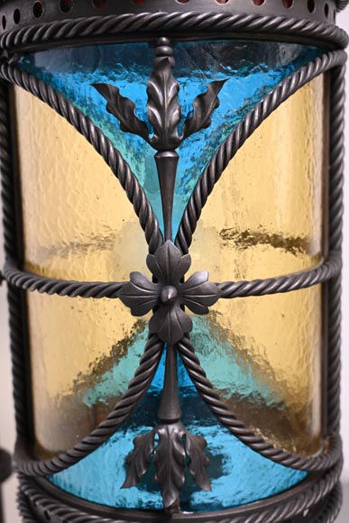 Paire de lanternes néogothiques aux fleurs de lys et aux dauphins, vers 1895 Paire de lanternes néogothiques aux fleurs de lys et aux dauphins, vers 1895-3