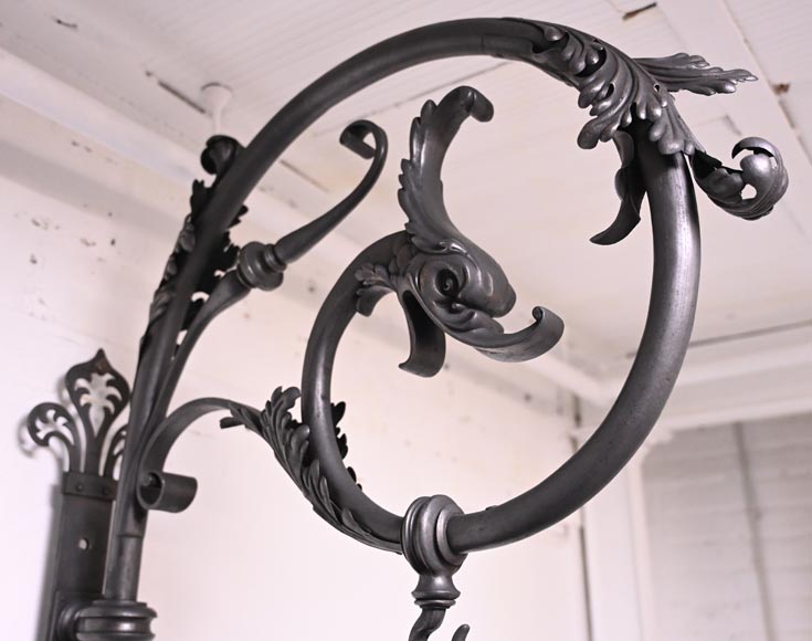 Paire de lanternes néogothiques aux fleurs de lys et aux dauphins, vers 1895 Paire de lanternes néogothiques aux fleurs de lys et aux dauphins, vers 1895-5