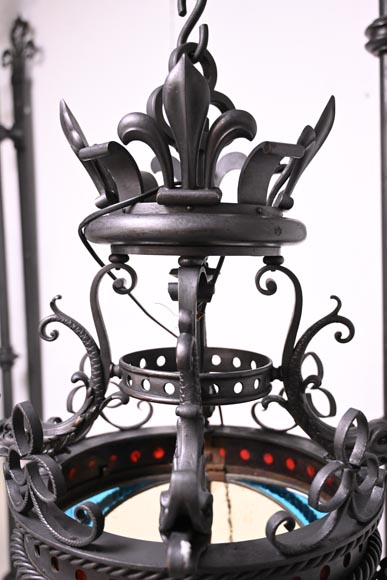 Paire de lanternes néogothiques aux fleurs de lys et aux dauphins, vers 1895 Paire de lanternes néogothiques aux fleurs de lys et aux dauphins, vers 1895-6