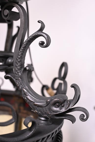 Paire de lanternes néogothiques aux fleurs de lys et aux dauphins, vers 1895 Paire de lanternes néogothiques aux fleurs de lys et aux dauphins, vers 1895-7