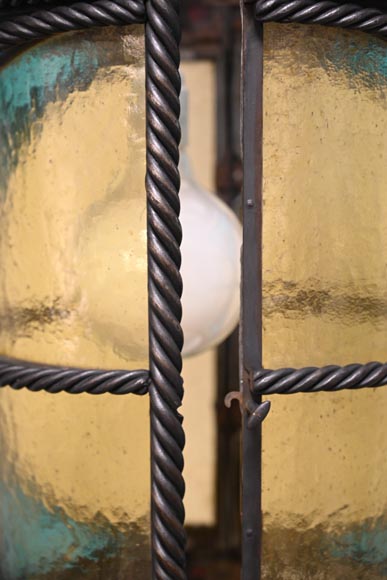 Paire de lanternes néogothiques aux fleurs de lys et aux dauphins, vers 1895 Paire de lanternes néogothiques aux fleurs de lys et aux dauphins, vers 1895-8