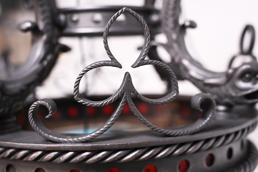 Paire de lanternes néogothiques aux fleurs de lys et aux dauphins, vers 1895 Paire de lanternes néogothiques aux fleurs de lys et aux dauphins, vers 1895-9