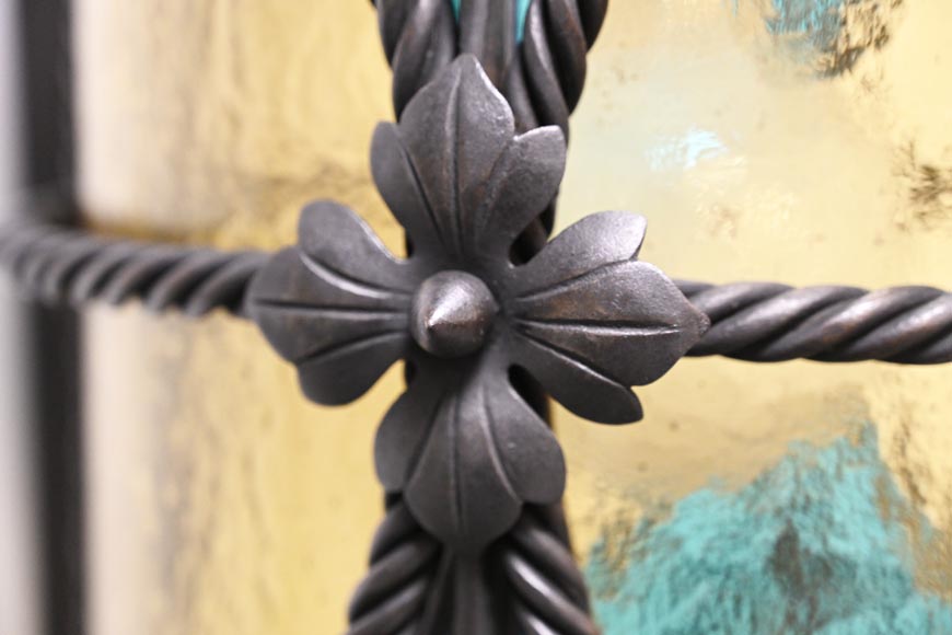 Paire de lanternes néogothiques aux fleurs de lys et aux dauphins, vers 1895 Paire de lanternes néogothiques aux fleurs de lys et aux dauphins, vers 1895-10