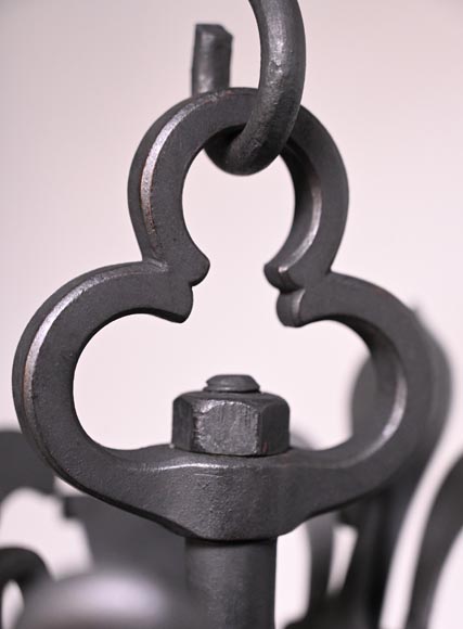 Paire de lanternes néogothiques aux fleurs de lys et aux dauphins, vers 1895 Paire de lanternes néogothiques aux fleurs de lys et aux dauphins, vers 1895-11