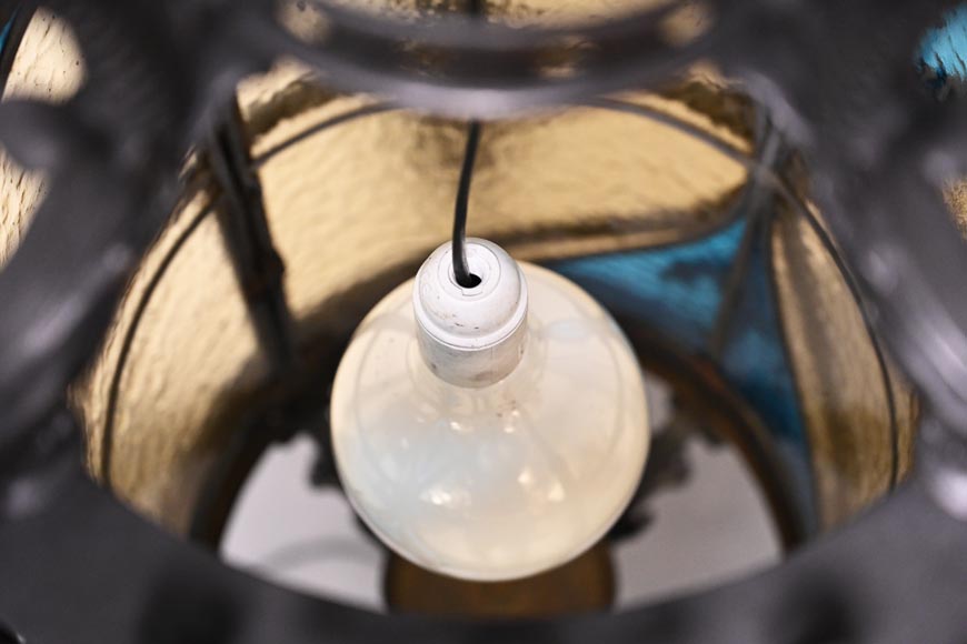 Paire de lanternes néogothiques aux fleurs de lys et aux dauphins, vers 1895 Paire de lanternes néogothiques aux fleurs de lys et aux dauphins, vers 1895-12