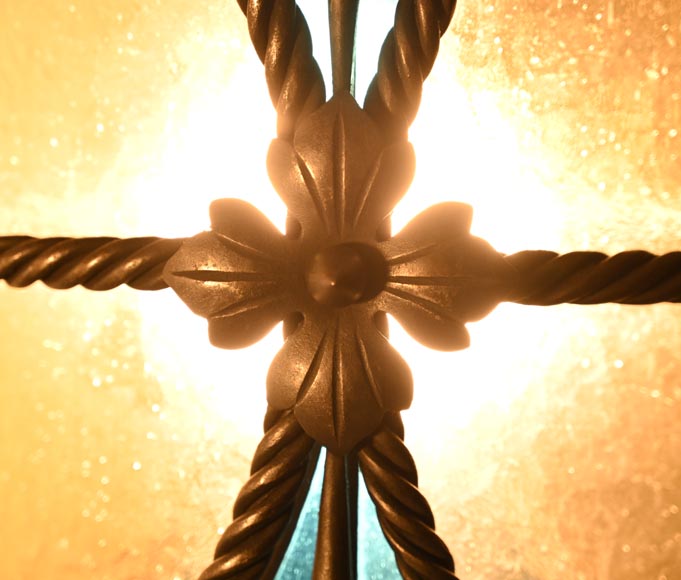 Paire de lanternes néogothiques aux fleurs de lys et aux dauphins, vers 1895 Paire de lanternes néogothiques aux fleurs de lys et aux dauphins, vers 1895-14