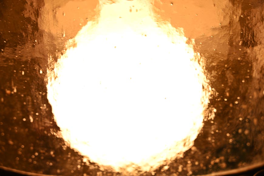 Paire de lanternes néogothiques aux fleurs de lys et aux dauphins, vers 1895 Paire de lanternes néogothiques aux fleurs de lys et aux dauphins, vers 1895-15