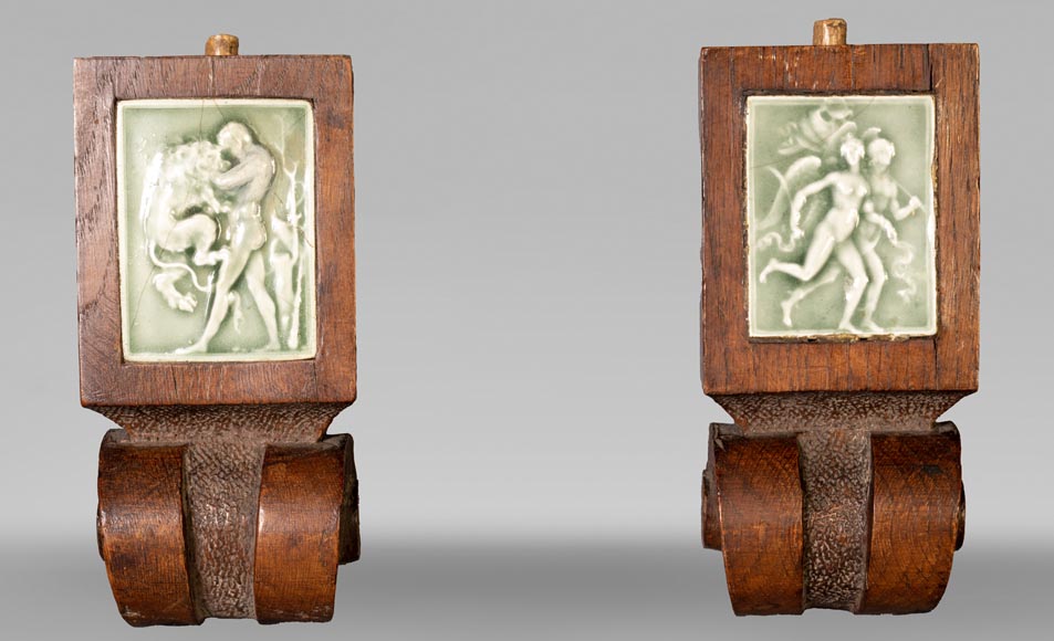 DECK Théodore, miroir monumental en chêne orné de médaillons en faïence verte DECK Théodore, miroir monumental en chêne orné de médaillons en faïence verte-1