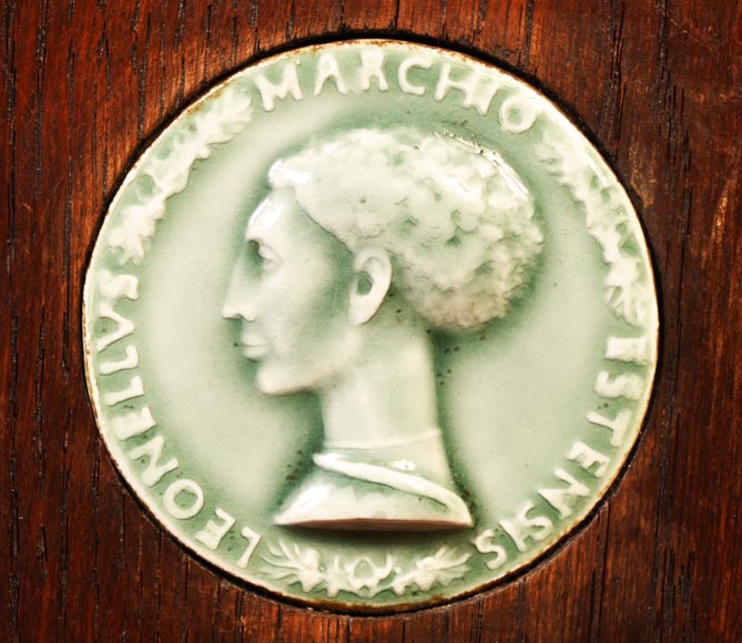 DECK Théodore, miroir monumental en chêne orné de médaillons en faïence verte DECK Théodore, miroir monumental en chêne orné de médaillons en faïence verte-12