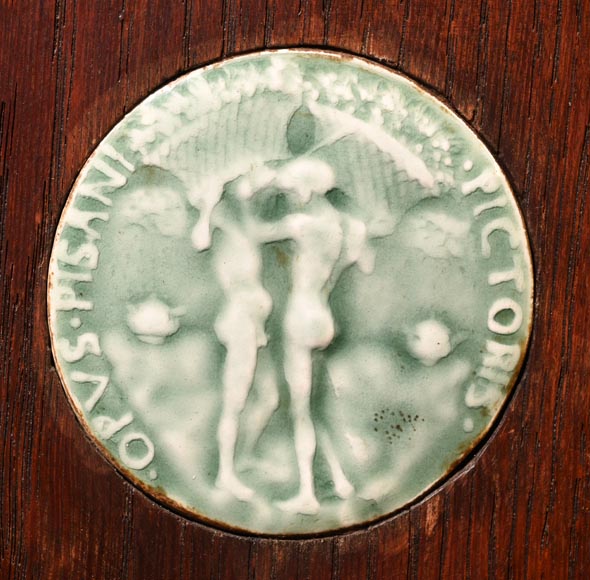 DECK Théodore, miroir monumental en chêne orné de médaillons en faïence verte DECK Théodore, miroir monumental en chêne orné de médaillons en faïence verte-13