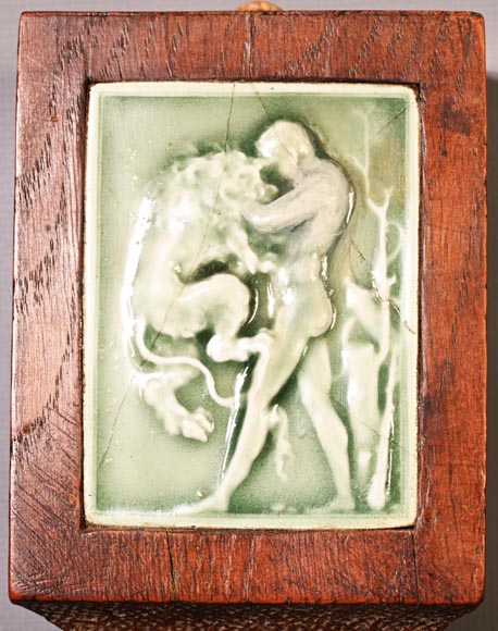 DECK Théodore, miroir monumental en chêne orné de médaillons en faïence verte DECK Théodore, miroir monumental en chêne orné de médaillons en faïence verte-14