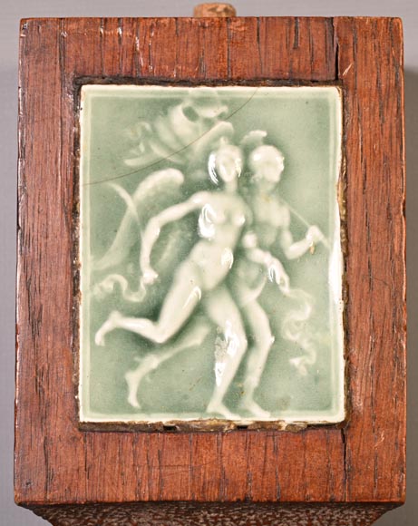 DECK Théodore, miroir monumental en chêne orné de médaillons en faïence verte DECK Théodore, miroir monumental en chêne orné de médaillons en faïence verte-15