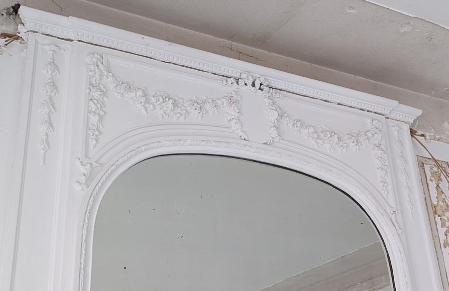 Trumeau de style Louis XVI arrondi orné d'une guirlande de fleurs Trumeau de style Louis XVI arrondi orné d'une guirlande de fleurs-2