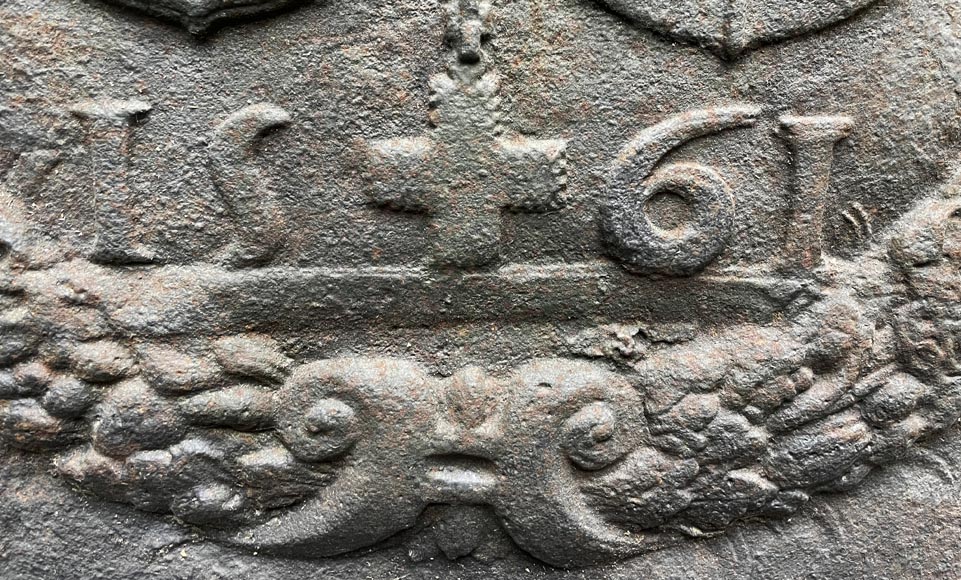 Plaque de cheminée de 1561 aux armes d’alliance de Jacques de Tige et de Blanche de Villelongue Plaque de cheminée de 1561 aux armes d’alliance de Jacques de Tige et de Blanche de Villelongue-3