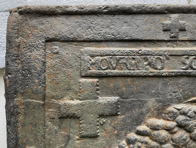 Plaque de cheminée de 1561 aux armes d’alliance de Jacques de Tige et de Blanche de Villelongue Plaque de cheminée de 1561 aux armes d’alliance de Jacques de Tige et de Blanche de Villelongue-7