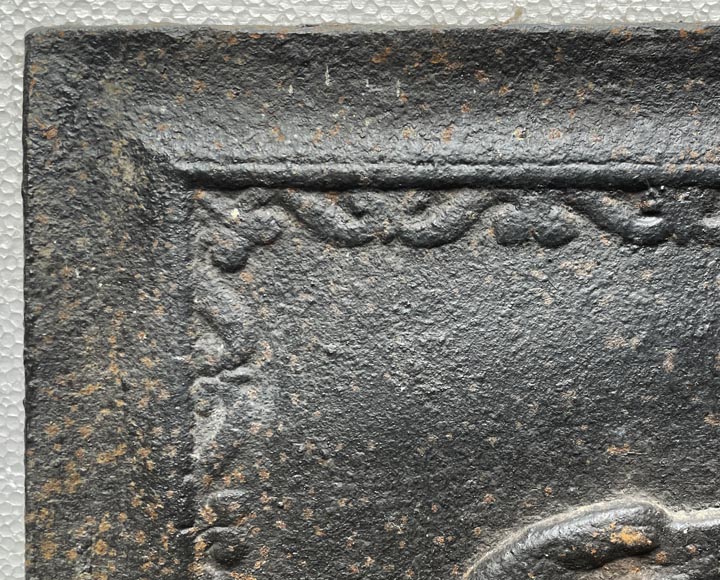 Plaque de cheminée du XVIIe siècle, décorée d’une salamandre, emblème de François Ier Plaque de cheminée du XVIIe siècle, décorée d’une salamandre, emblème de François Ier-3