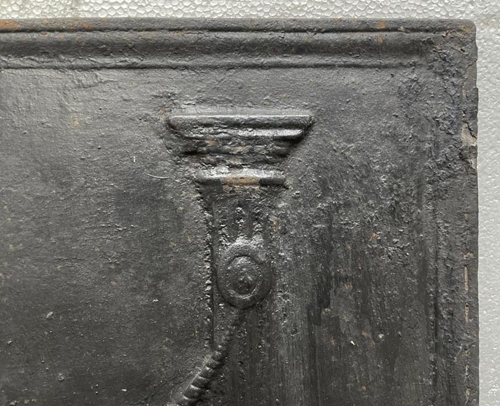 Plaque de cheminée du XVIIIe siècle ornée d’une guirlande de fleurs Plaque de cheminée du XVIIIe siècle ornée d’une guirlande de fleurs-3