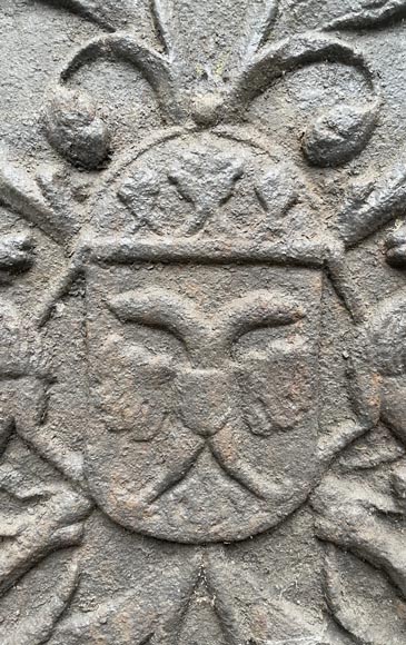 Plaque de cheminée du XVIe siècle aux armes de Charles-Quint Plaque de cheminée du XVIe siècle aux armes de Charles-Quint-2