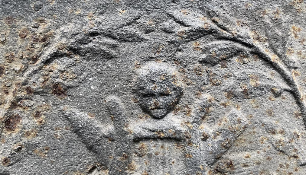 Plaque de cheminée ornée d’instruments de musique antiques entourés d’une couronne de laurier Plaque de cheminée ornée d’instruments de musique antiques entourés d’une couronne de laurier-2