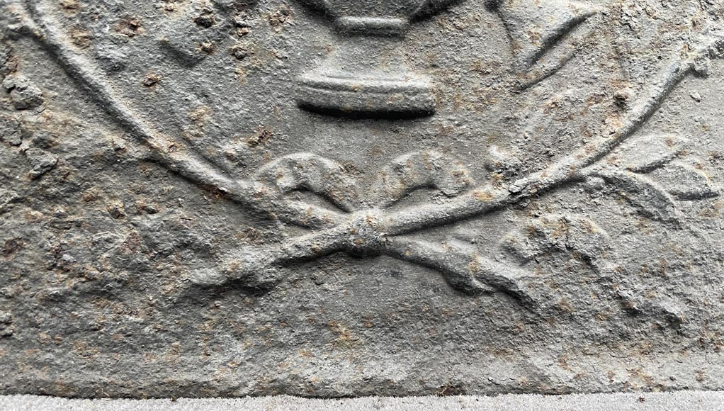 Plaque de cheminée ornée d’instruments de musique antiques entourés d’une couronne de laurier-3