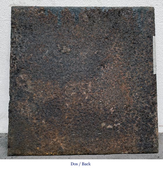 Plaque de cheminée ornée d’instruments de musique antiques entourés d’une couronne de laurier Plaque de cheminée ornée d’instruments de musique antiques entourés d’une couronne de laurier-4