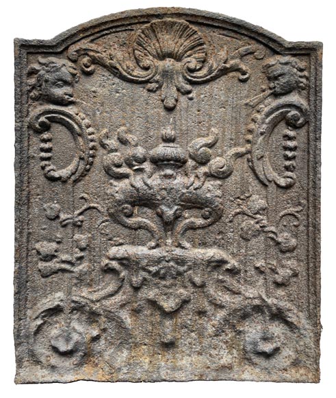 Plaque de cheminée de style rocaille ornée d’un brûle-parfum fumant Plaque de cheminée de style rocaille ornée d’un brûle-parfum fumant-0